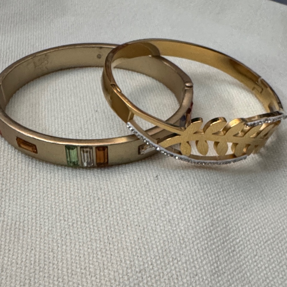 Gold Tone Women’s Bangle Bracelet Set with Leaf Accent